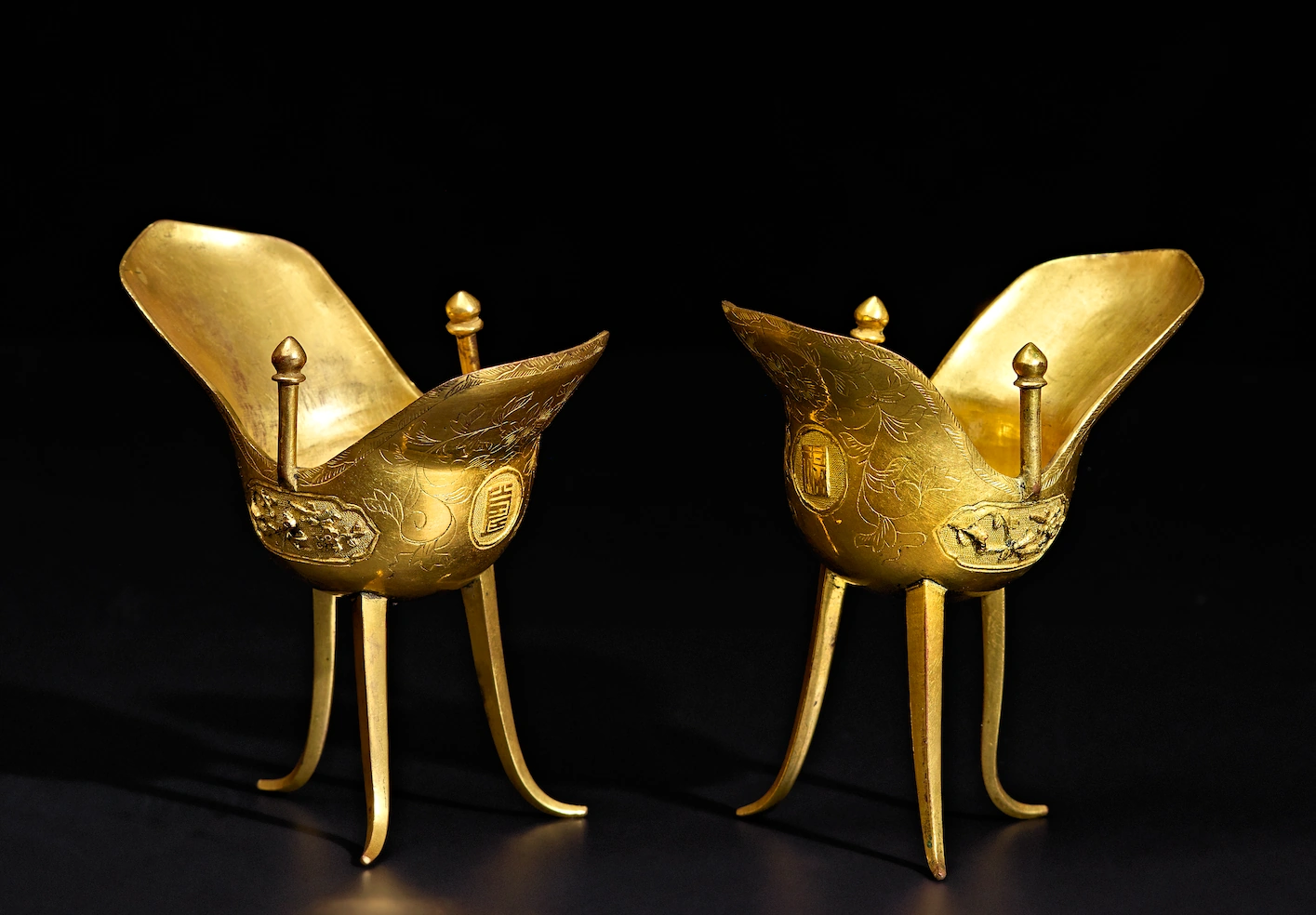 Pareja de recipientes rituales jue de bronce dorado con ramas de almendro, China, siglo XVII