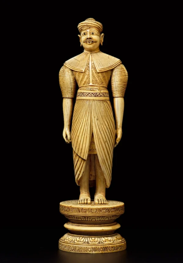 Figura de dignatario de la corte de Kandy en marfil tallado sobre base con flores de loto, Ceilán, siglos XVII–XVIII