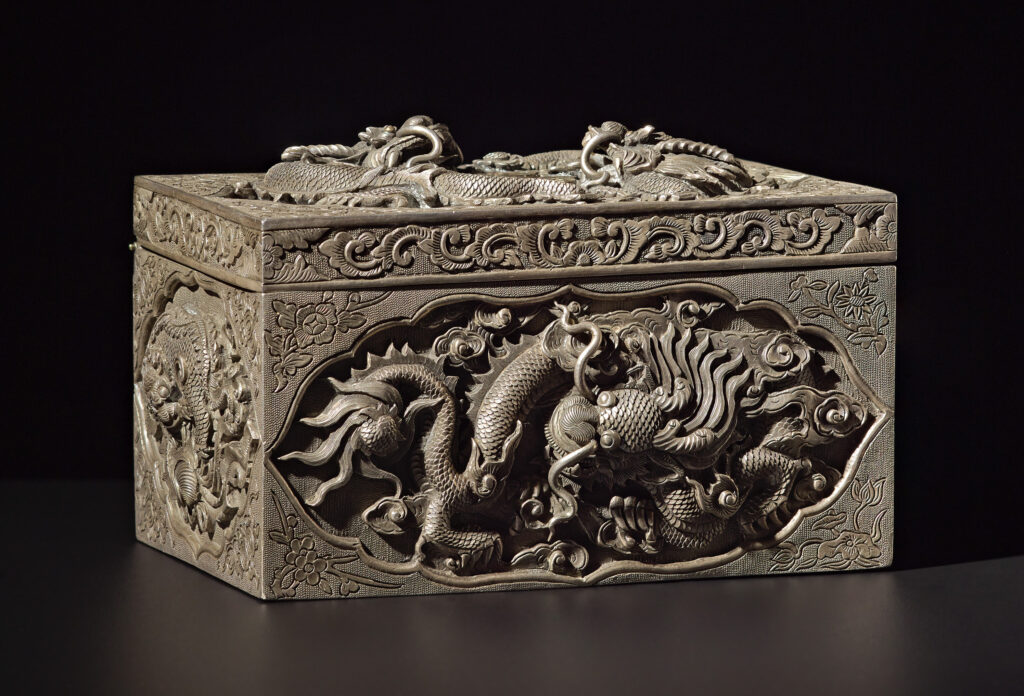 Caja de plata china de exportación repujada y cincelada con dragones entre nubes, finales de la dinastía Qing