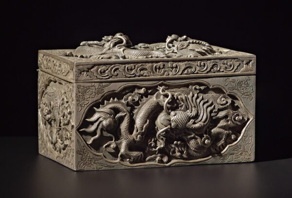 Caja de plata china de exportación repujada y cincelada con dragones entre nubes, finales de la dinastía Qing