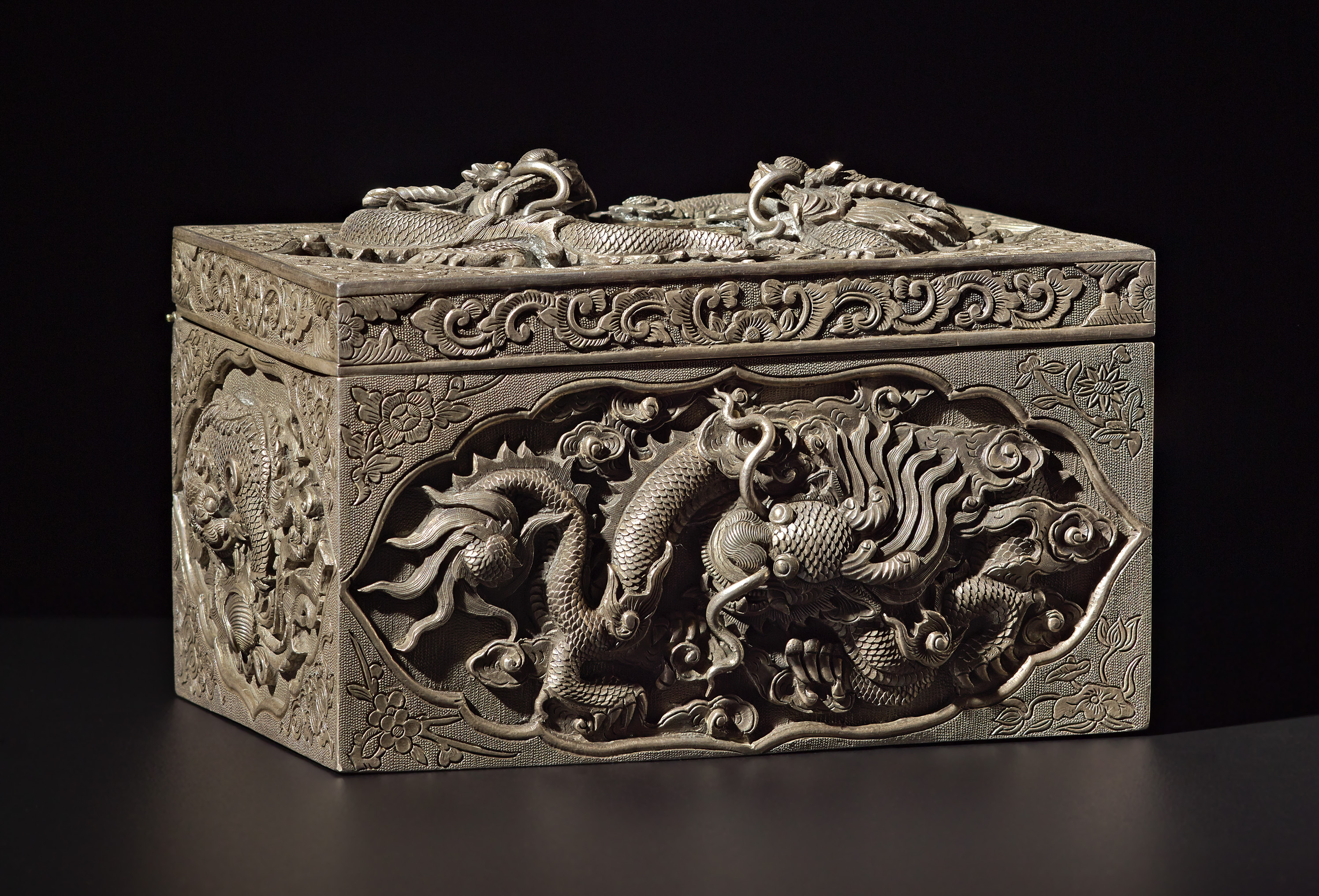 Caja de plata china de exportación repujada y cincelada con dragones entre nubes, finales de la dinastía Qing
