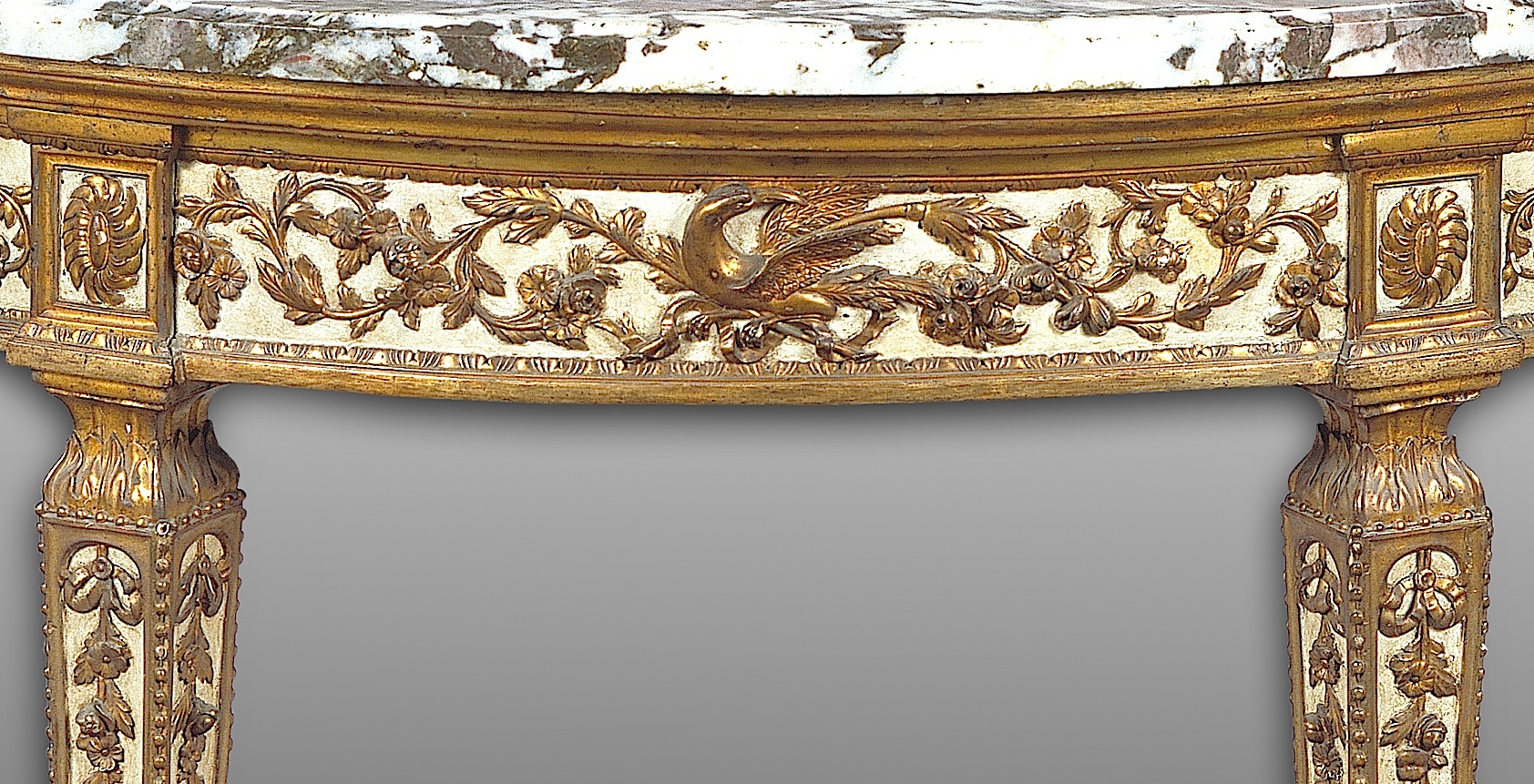 Detalle del friso tallado y dorado de la consola napolitana